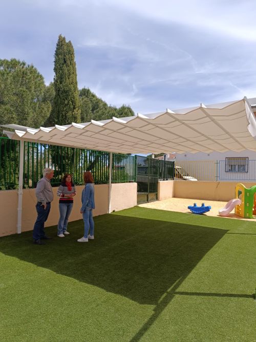 El Ayuntamiento instala un toldo pérgola en el patio de la Casita de Niños