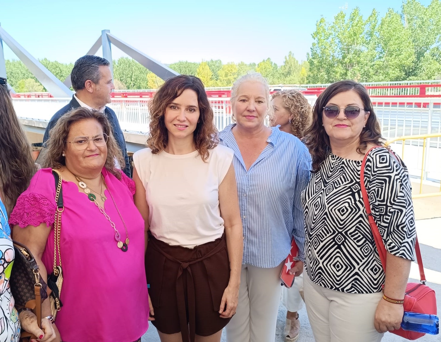 Díaz Ayuso inaugura los tres puentes de Aldea del Fresno colapsados por la DANA